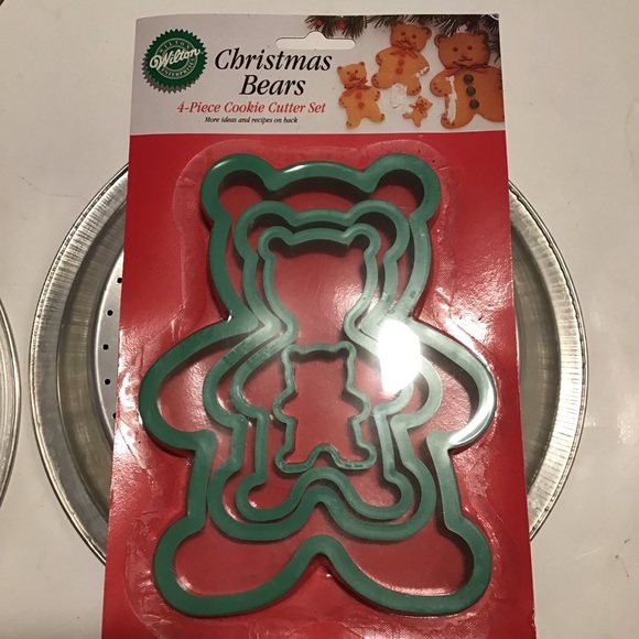 Set of 3 Bakers Square Pie Pans plus 1 set of Christmas Bear Cookie Cutter Set - Picture 3 of 4